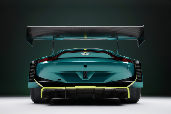 Новый Aston Martin Vantage официально получил гоночную версию4