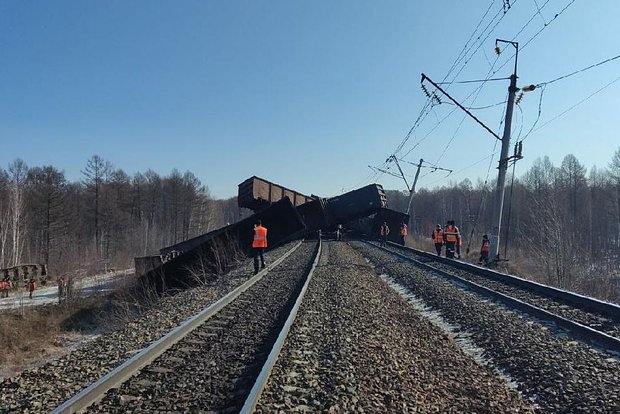 На самой длинной железной дороге России остановлено движение. С рельсов сошли 20 вагонов поезда