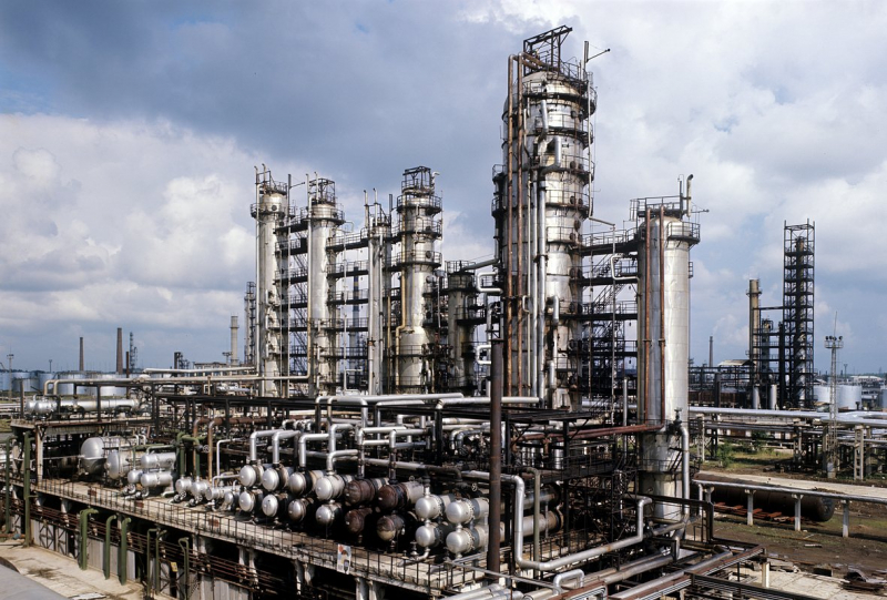 Украинский беспилотник атаковал нефтезавод под Рязанью. После удара начался мощный пожар, есть пострадавшие