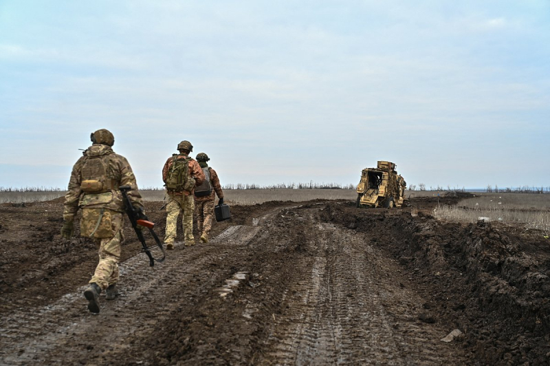 ВС России сбили вертолет ВСУ с 20 десантниками на борту. Украинские военные пытались высадиться в Козинке