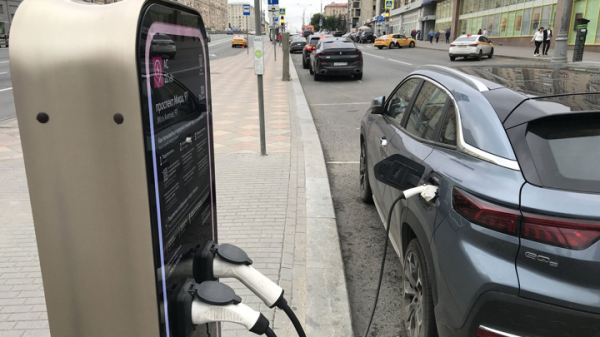 Deptrans moskvy zarjadnye stancii elektromobilej gotovy k zhare 19c1459.jpg