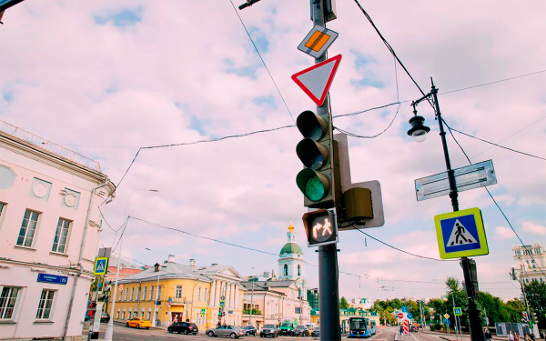 В Москве начали эксперимент с пешеходными светофорами со знаком белой машины :: Autonews2
